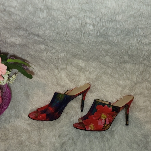 **Woman Heels** - Picture 8 of 8